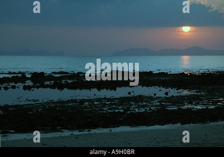 Tramonto su Ko Phi Phi da Ko Jum Beach Foto Stock