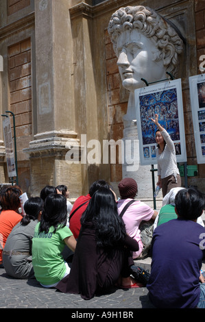 Tour guida spiega la storia della cappella Sistina per i turisti in visita in Vaticano Foto Stock