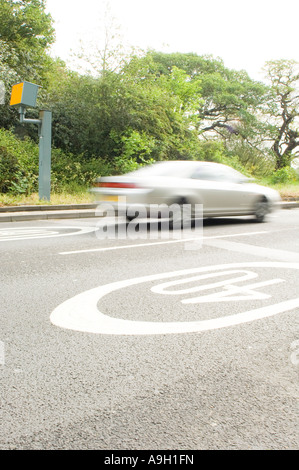 GATSO GIALLO LA VELOCITÀ SU STRADA fotocamera su strada trafficata con accelerazione AUTO 4 di 5 Foto Stock