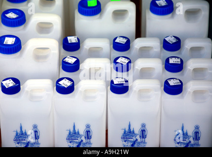 Bottiglie di acqua in vendita nel negozio di souvenir a Lourdes Francia 2007 Foto Stock