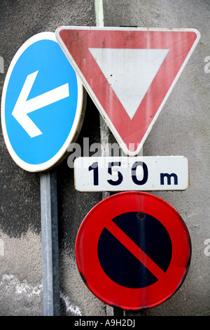 Raccolta della segnaletica stradale in villaggio francese 2007 Foto Stock