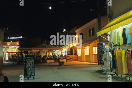 La piazza di Gaios alla notte Paxos grecia Foto Stock