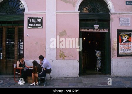 Tarocchi lettore di schede nella parte anteriore di un negozio di antiquariato nel suggestivo quartiere di San Telmo BUENOS AIRES ARGENTINA Foto Stock