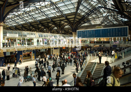 Pendolari a Liverpool Street Station di Londra Foto Stock