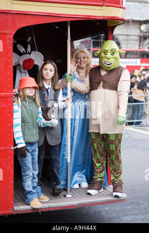La gente in costume su un bus di Londra Foto Stock