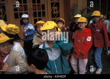 Scuola Cinese ai bambini di andare a casa a ora di pranzo in Cina Yangshou 2001 Foto Stock