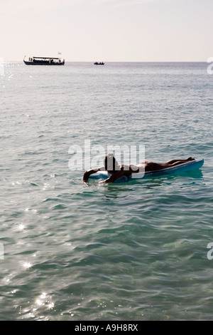 Una giovane donna rilassante su un lilo nelle Maldive Foto Stock