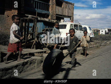 I bambini che giocano nel ghetto di Antananarivo in Madagascar Foto Stock