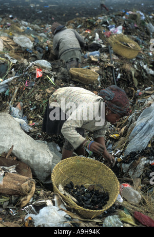 All'esterno di Antananarivo in Madagascar sulla cima di una collina che domina la città di intere famiglie di recupero il dump Foto Stock