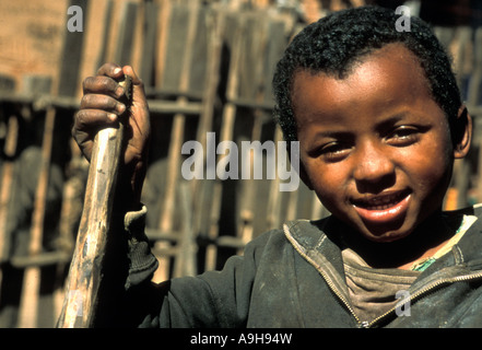 I bambini che giocano nel ghetto di Antananarivo in Madagascar Foto Stock