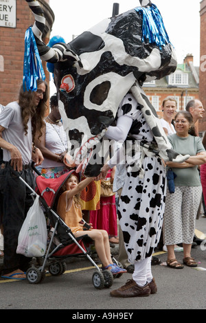 Il carnevale in costume performer che interagiscono con il guardare la folla Foto Stock