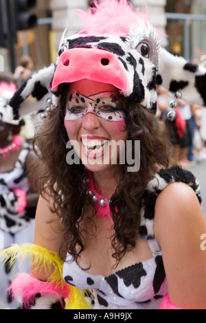 Il carnevale in costume performer che interagiscono con il guardare la folla Foto Stock