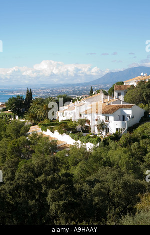 Lussuosa villa spagnolo situato sul pendio di una collina sulla costa Foto Stock