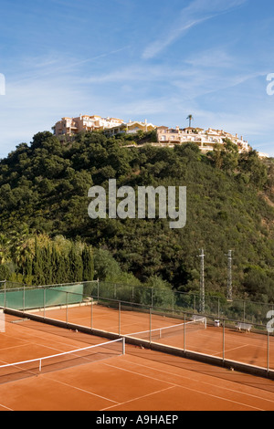 Lo spagnolo appartamento di lusso blocco su di una collina che si affaccia sul campo da tennis Foto Stock