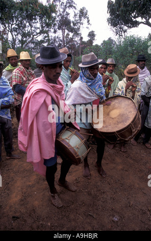 Musicisti allegramente gioca mentre i parenti della morte di danza con il cadavere. Cerimonia Famadihana Madagascar. Foto Stock