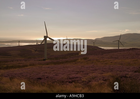 Il potere di vento turbine che producono energia elettrica per la parte di Cumbria a Kirkby Moor Wind Farm Foto Stock
