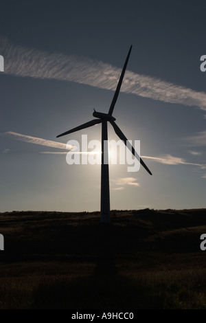 Il potere di vento turbina al crepuscolo e la produzione di energia elettrica per la parte di Cumbria Regno Unito a Lambrigg Wind Farm Foto Stock