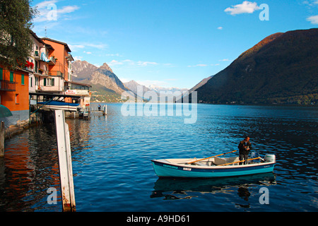 La Svizzera Tessin Lago di Lugano Gandia ex villaggio di fisher pier barca da pesca Foto Stock