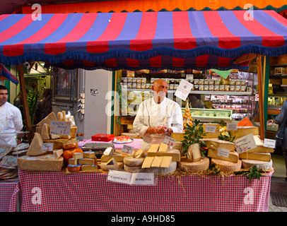 La Svizzera Tessin Lugano centro storico Via Pessina delicatessen outdoor formaggio concessionario di stallo Foto Stock