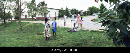 Locali di bambini che giocano fuori dalle loro case sulla scatola tenuta in Ghana Obuasi Africa occidentale Foto Stock