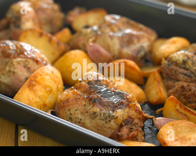 Chiusura del pollo arrosto in stagno di tostatura Foto Stock