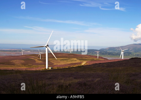 Vista verso la costa e il mare di energia eolica turbine su Kirkby Moor Wind Farm di produzione di energia elettrica per la parte di Cumbria Regno Unito Foto Stock