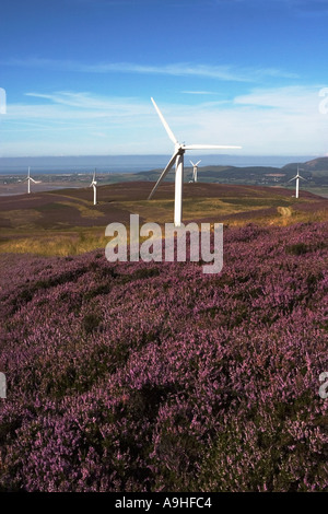 Vista verso la costa e il mare di energia eolica turbine su Kirkby Moor Wind Farm di produzione di energia elettrica per la parte di Cumbria Regno Unito Foto Stock