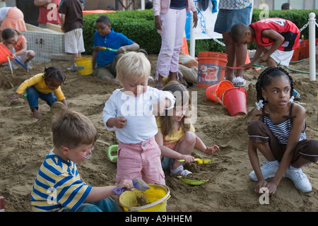 Detroit Michigan giocare i bambini in una grande pila di sabbia durante il Detroit Festival delle Arti Foto Stock