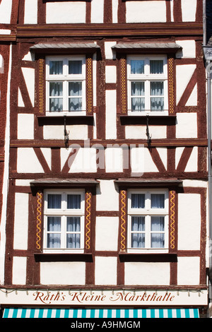 Tradizionali edifici in legno Bernkastel Kues Renania Palatinato Germania Aprile 2007 Foto Stock