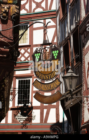 Cartello fuori Massems Weinstube in Bernkastel Kues Renania Palatinato Germania Aprile 2007 Foto Stock