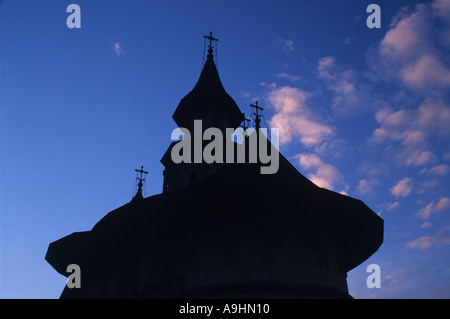 Colpisce il contorno del Monastero di Putna al crepuscolo Romania settentrionale della Lista del Patrimonio Mondiale Foto Stock