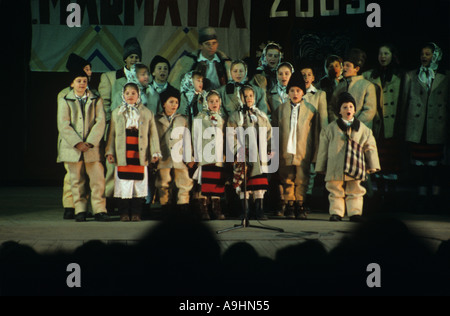 Un gruppo esibirsi al tradizionale Winter Festival doganale Sighet in Romania Foto Stock