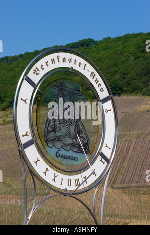 Meridiana sul ponte della Mosella in Bernkastel Kues Renania Palatinato Germania Aprile 2007 Foto Stock