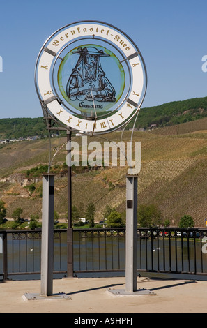 Meridiana sul ponte della Mosella in Bernkastel Kues Renania Palatinato Germania Aprile 2007 Foto Stock