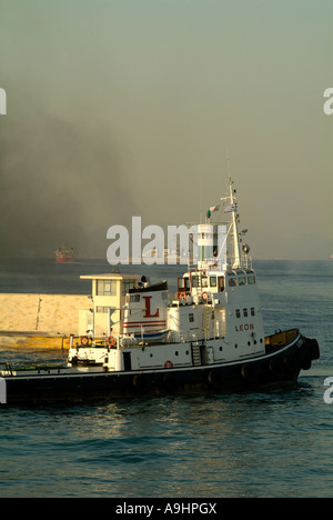 Leon rimorchiatore lasciando il porto del Pireo al mattino presto Foto Stock