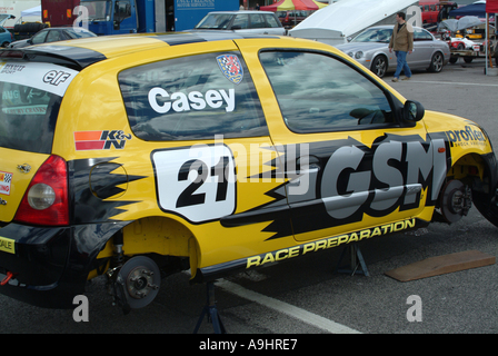 Il giallo e il nero Renault Clio RS Cup2000 ad Oulton Park Cheshire Foto Stock