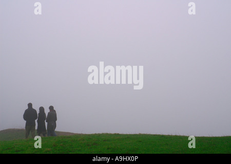 Walkers sul Cotswold modo in primavera la nebbia sul bordo comune, Gloucestershire Foto Stock