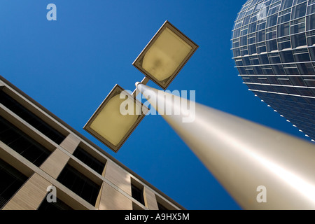 Lampione tra il moderno e architettura di anziani, Pariser Platz, Stoccarda, Baden-Wuerttemberg, Germania Foto Stock