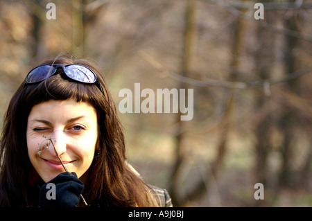 Donna sorridente tenendo la paglia Foto Stock
