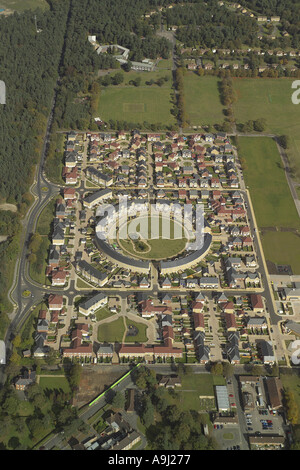 Vista aerea del moderno quartiere residenziale con un comunual central green nel cuore dello sviluppo Foto Stock