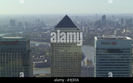 Vista aerea di tetti a Canary Wharf sulla Isle of Dogs con il fiume Tamigi e la City di Londra in background Foto Stock