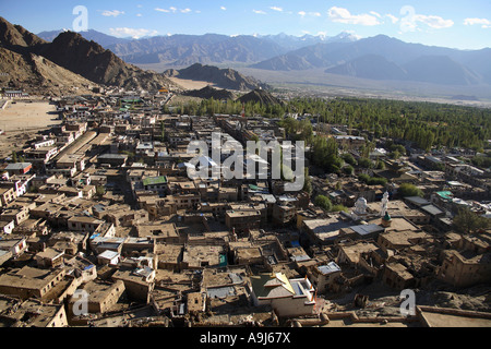 Vista della città di Leh da Leh Palace, Ladakh, Jammu Kashmir India Foto Stock