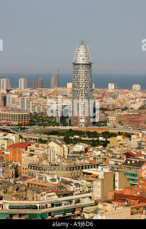 Bascelona Torre Agbar architettura moderna a Barcellona da archtect Jean Nouvel vista dalla Sagrada Famlia skyline Foto Stock