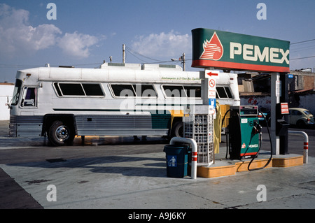 Overland pullman in attesa presso un Pemex stazione di rifornimento di Texcoco, un sobborgo di Città del Messico. Foto Stock