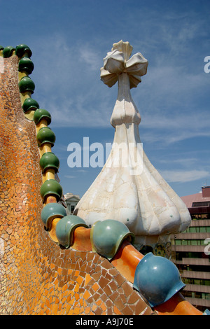 Barcellona Casa Batllo di Antoni Gaudi camini sul tetto terasse Foto Stock