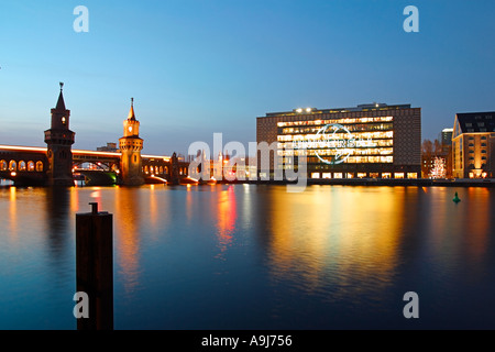 Berlino ponte Oberbaum fiume Spree universal music ex est ovest Germania confine Foto Stock