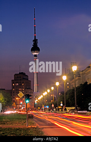 Berlin Karl Marx Allee traffico Alex crepuscolo Foto Stock
