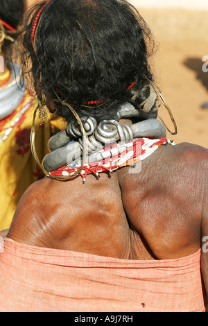 Un Gadaba donna tribale indossando tradizionale di metallo pesante necklets .Orissa India Foto Stock