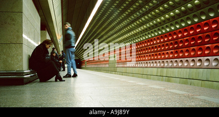 Prese a Praga la fermata della metropolitana linea Staromèstská un, la sera del 1° Januaruy 2000 dopo le celebrazioni del millennio Foto Stock