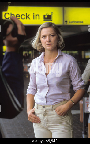 Famosa guerra femmina giornalista reporter Kate Adie lavora per la BBC controlli in all'aeroporto sull'assegnazione Foto Stock